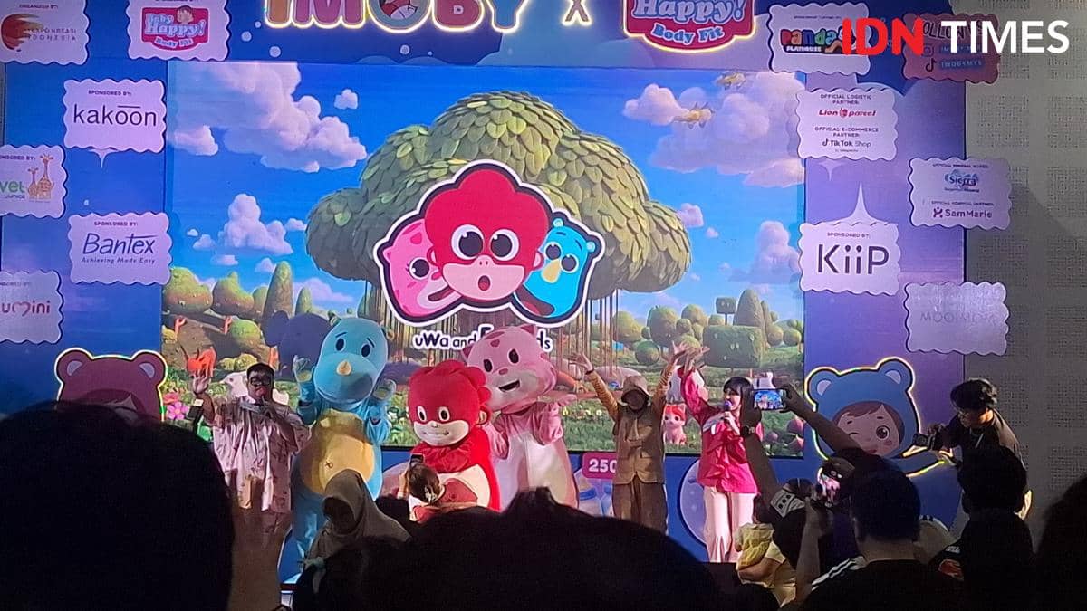 Karakter Uwa and Friends tampil di panggung Indonesian Mom Baby Kids Expo di Balai Kartini dengan penonton anak-anak dan keluarga.