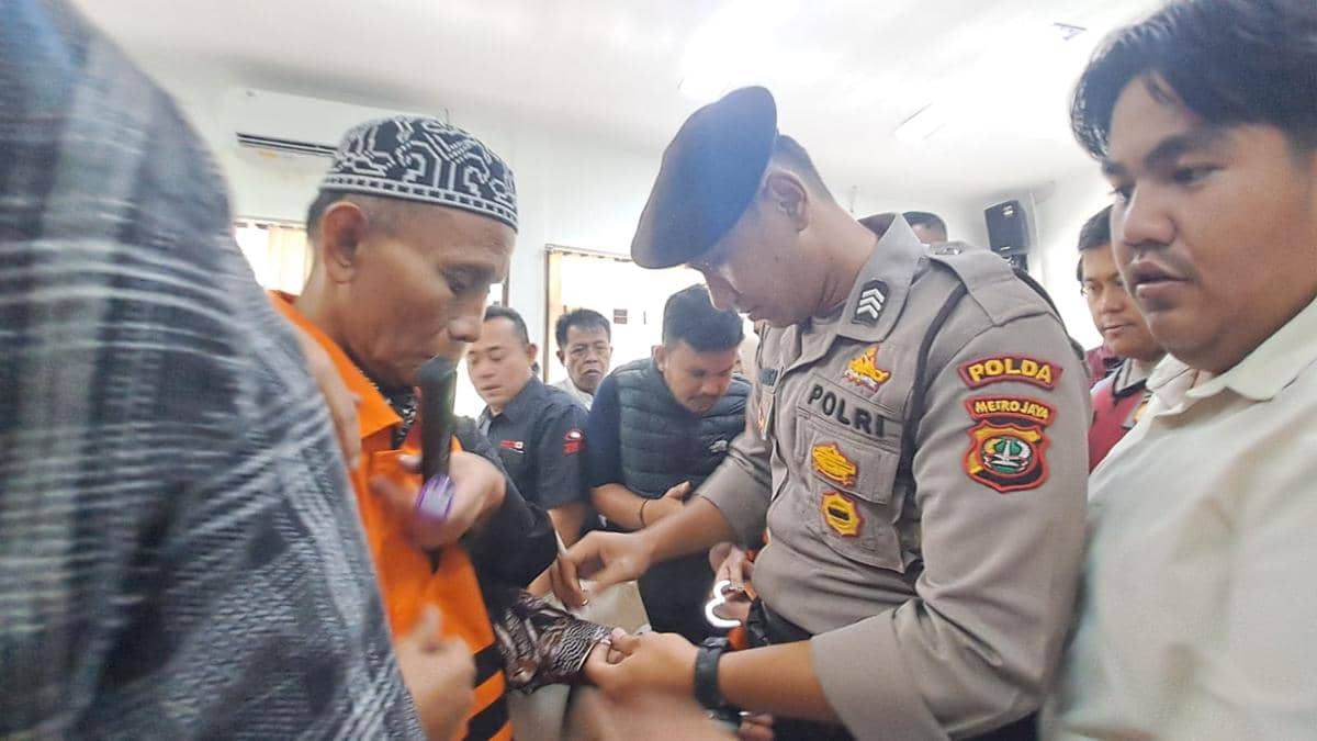 Ade Kuswara Kunang dan Ayahnya Didakwa Menerima Suap Rp12,4 Miliar