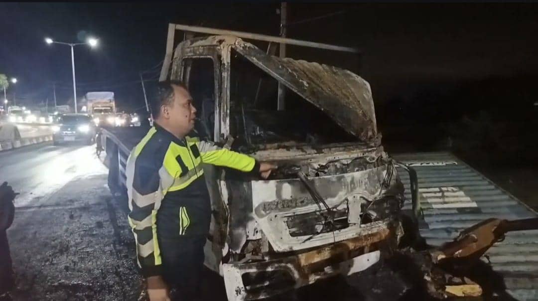 Sebuah truk kontainer terbakar hebat usai menabrak beton pembatas jembatan di Kecamatan Bontoa, Kabupaten Maros, Sulawesi Selatan, Minggu (3