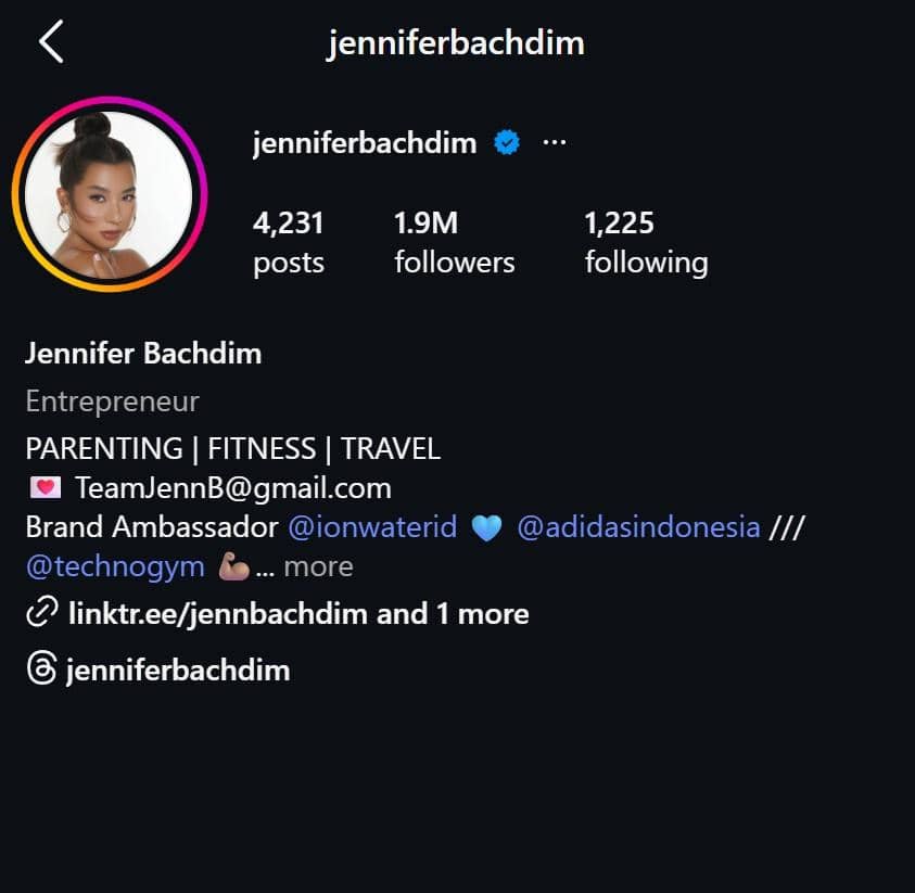 Tangkapan layar profil Instagram dengan nama pengguna jenniferbachdim, menampilkan jumlah pengikut, unggahan, dan keterangan bio tentang parenting, fitness, dan travel.