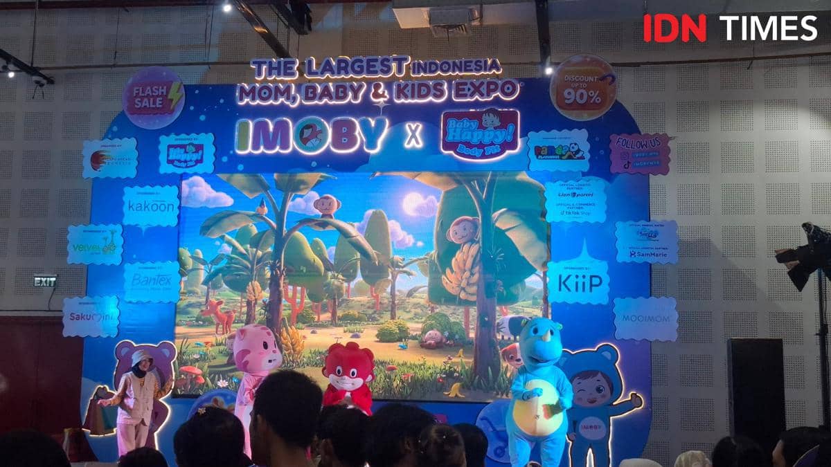 Karakter Uwa and Friends tampil di panggung Indonesian Mom Baby Kids Expo (Imoby) di Balai Kartini dengan latar warna-warni dan penonton anak-anak.