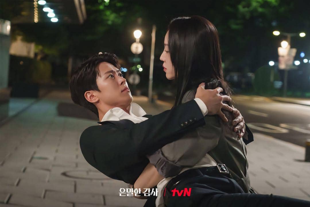 Adegan dua karakter dalam drama Korea Filing For Love, seorang pria memeluk wanita di jalan malam dengan ekspresi tegang.