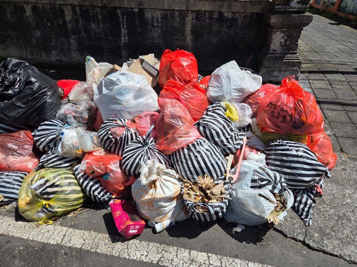 Sampah tidak terpilah menumpuk di pinggir jalan Tabanan