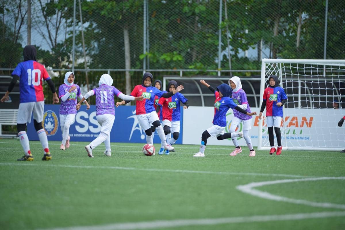 Sejumlah pemain muda perempuan berhijab bertanding sepak bola di lapangan hijau dalam ajang MLSC Banjarmasin Seri 2 2025-2026.
