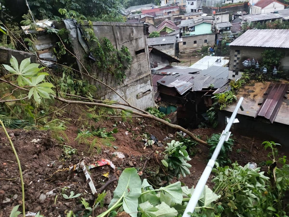 Tebing 30 Meter Longsor di Bogor Terjang Rumah Warga, Satu Orang Terluka