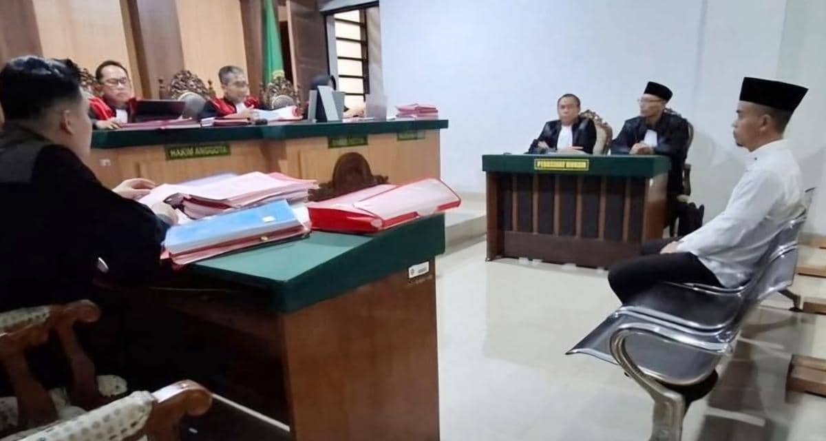 Suasana sidang di Pengadilan Negeri Kepanjen dengan majelis hakim, jaksa, dan terdakwa yang duduk di ruang sidang.