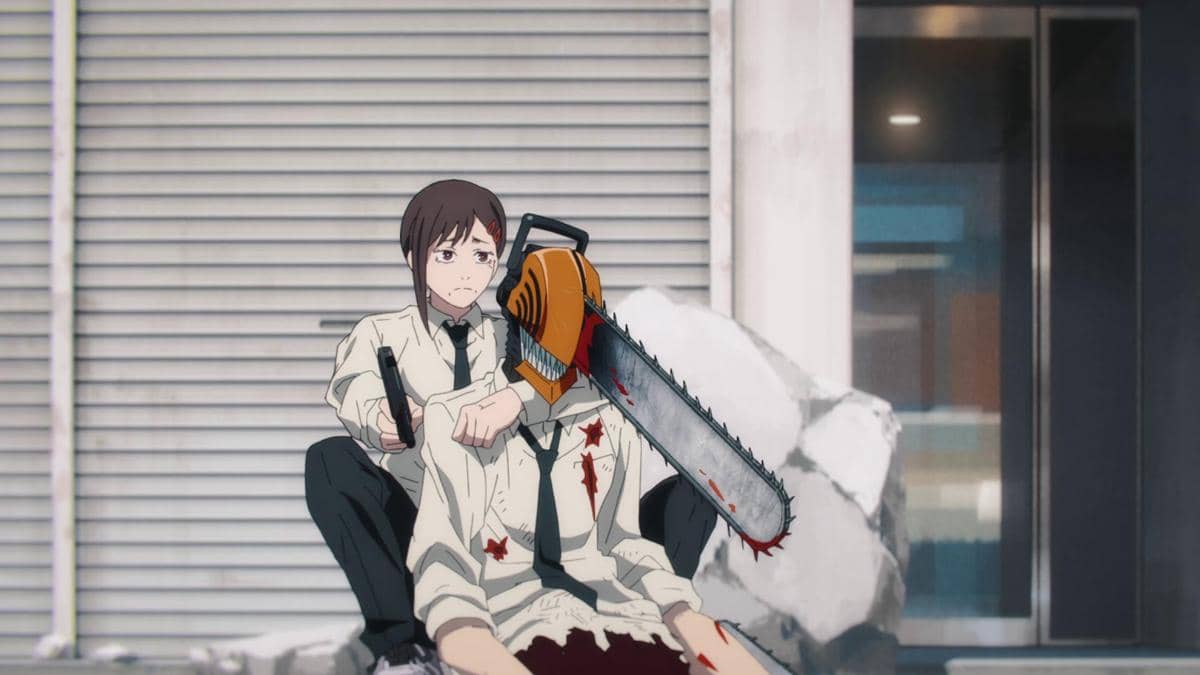 Dua karakter anime Chainsaw Man duduk di depan bangunan rusak, salah satunya memegang pistol dan lainnya memiliki kepala gergaji mesin berdarah.