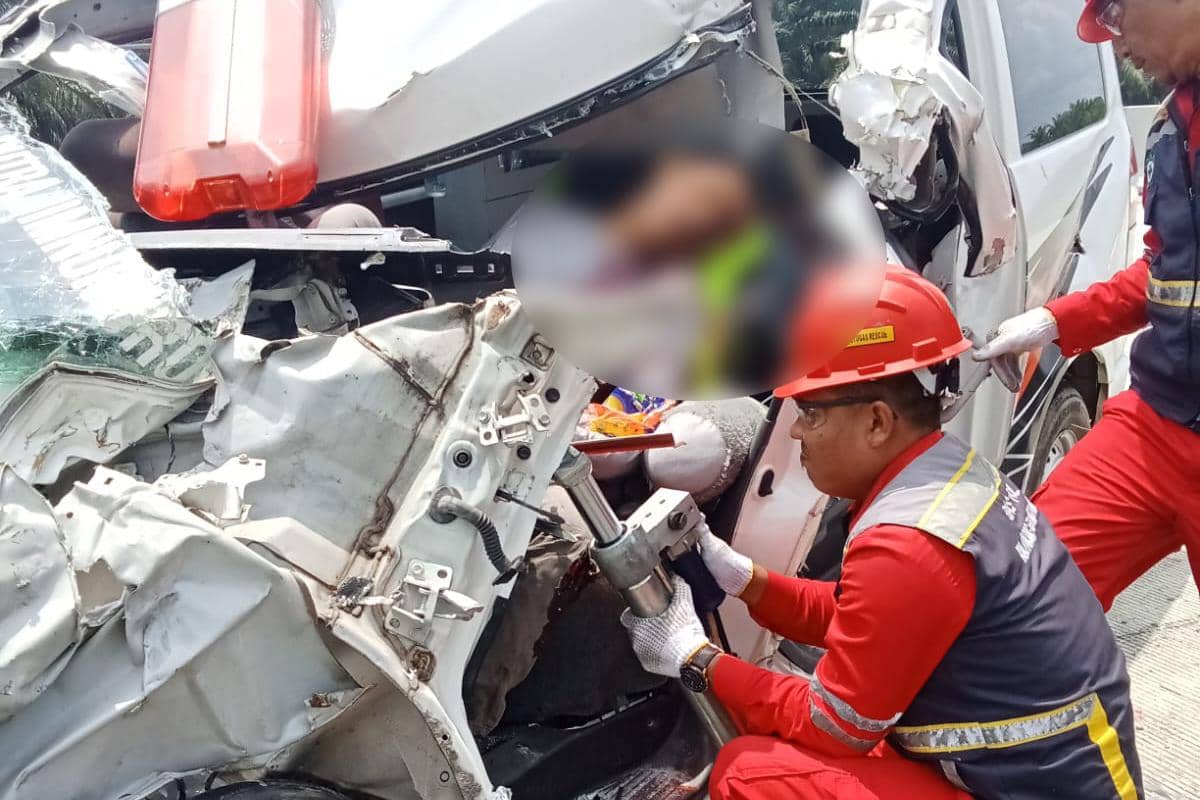 Ambulans Jenazah Tubruk Truk di Tol Kutepat, 2 Meninggal Dunia