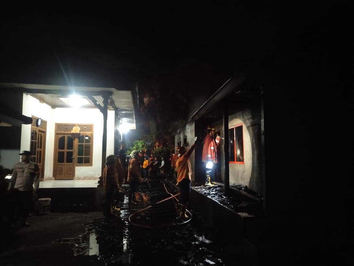 Pemadaman kebakaran warung dan bangunan di Desa Sebudi. (IDN Times/Damkar Karangasem)