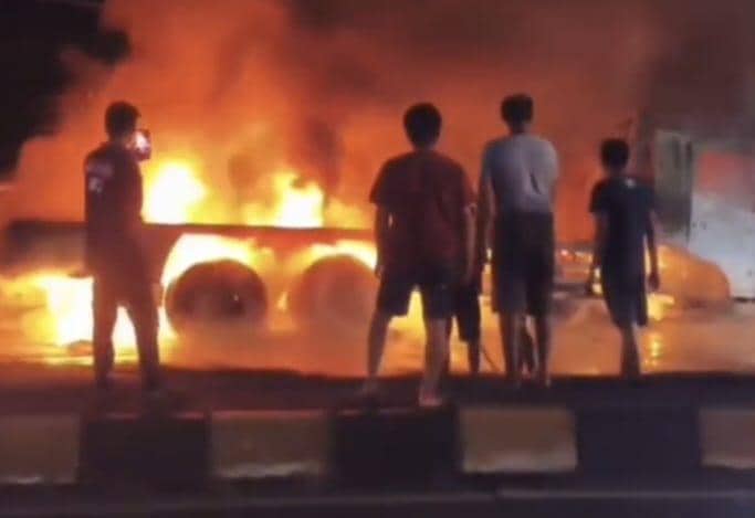 Sebuah truk kontainer terbakar hebat usai menabrak beton pembatas jembatan di Kecamatan Bontoa, Kabupaten Maros, Sulawesi Selatan, Minggu (3