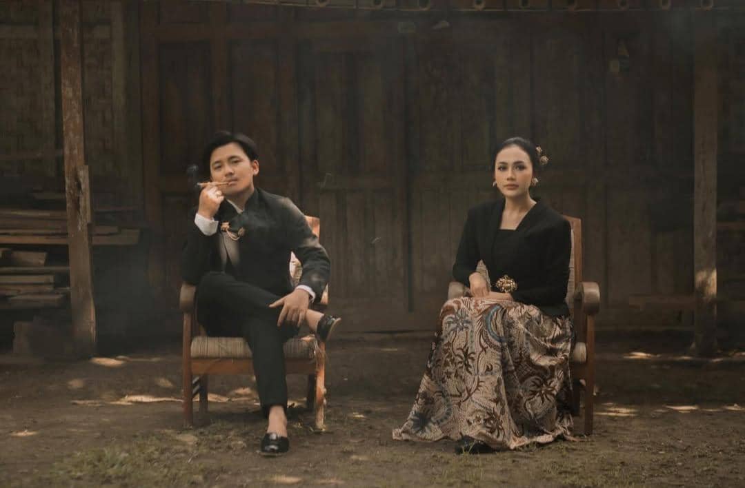 7 Gaya Prewedding Aksa Uyun Anak Soimah, Bertema Jawa Kontemporer