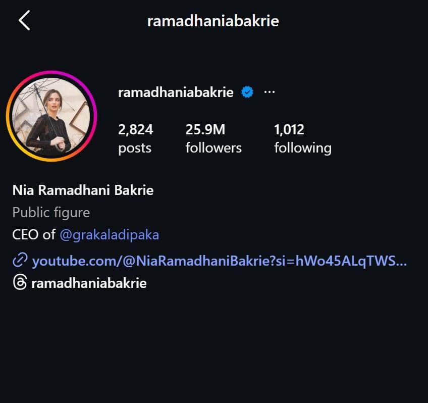 Tangkapan layar profil Instagram dengan nama pengguna ramadhaniabakrie yang menampilkan foto profil perempuan mengenakan busana hitam.
