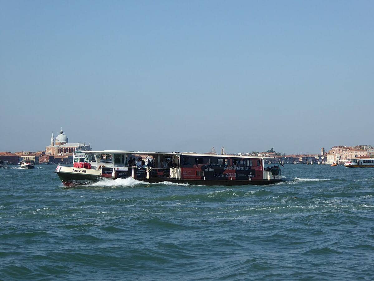 Vaporetto atau bus air, yang merupakan transportasi umum utama di Venesia, Italia.