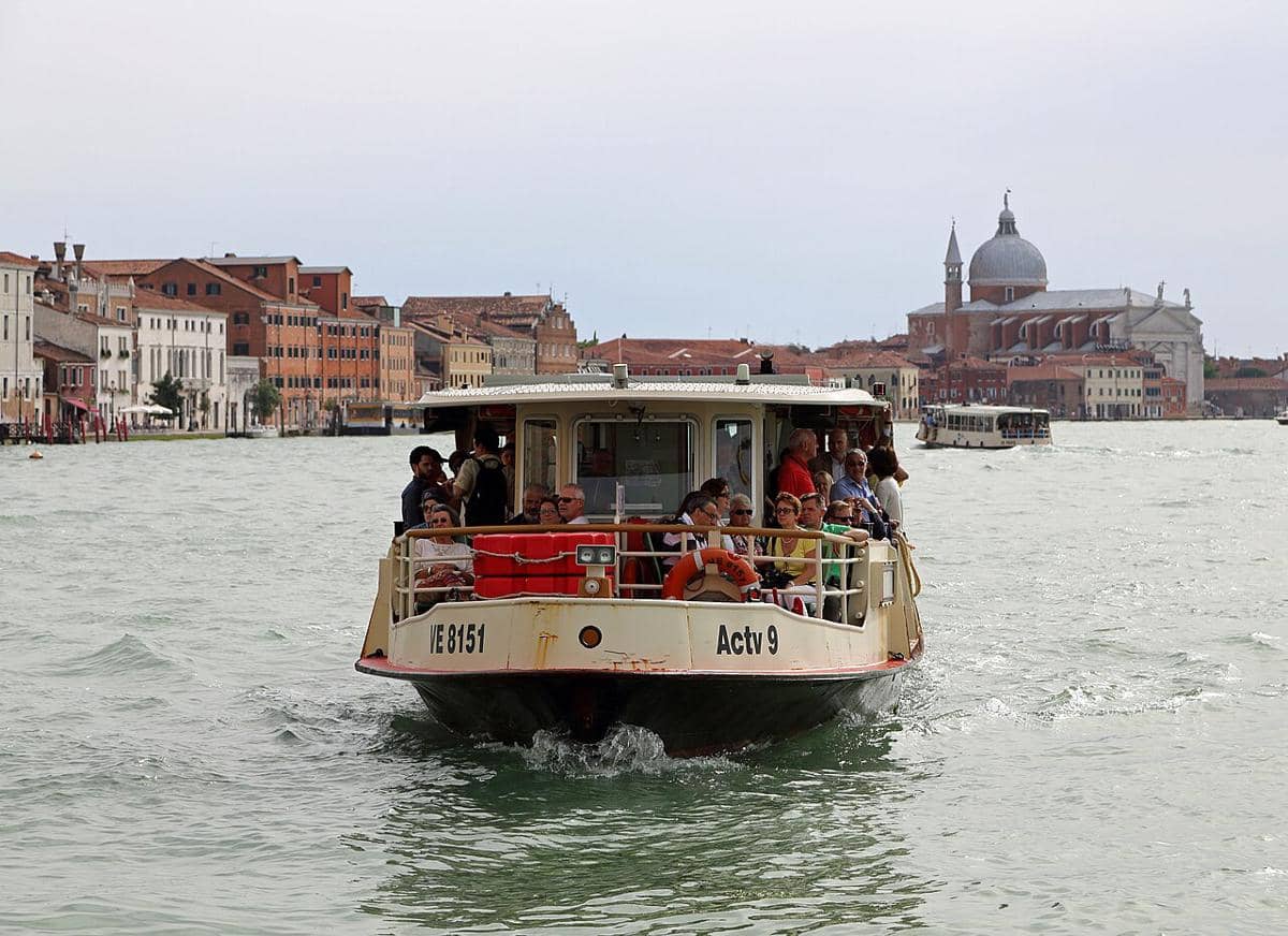 Kapal bus air ACTV Vaporetto di Venesia, Italia.