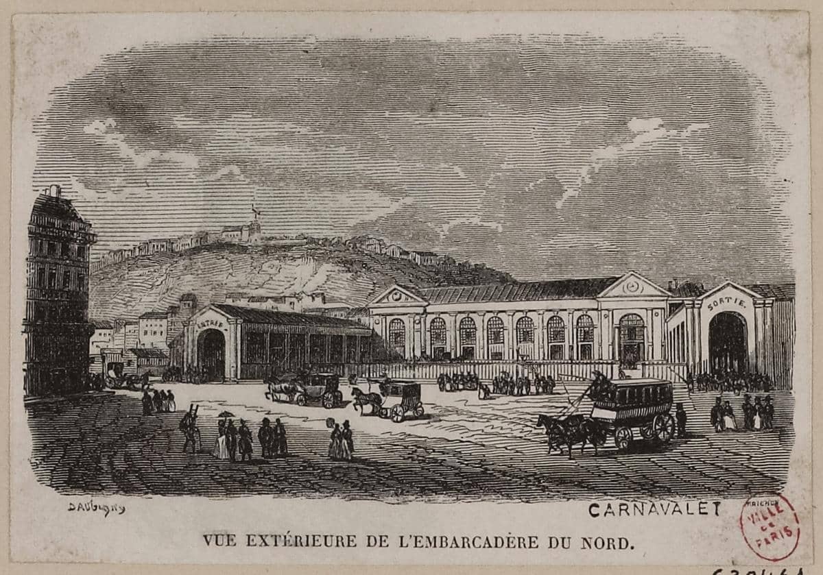 Ukiran Gare du Nord asli di Paris, yang saat itu dikenal sebagai Embarcadère du Nord, tak lama setelah peresmiannya pada tahun 1846. Dirancang oleh arsitek Léonce Reynaud, bangunan pertama ini berfungsi sebagai terminus untuk Chemin de Fer du Nord.
