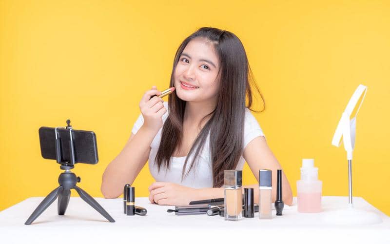 ilustrasi beauty blogger sedang membuat review produk