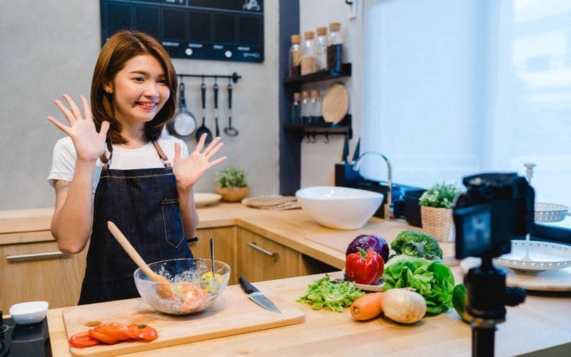 ilustrasi kreator konten sedang membuat video memasak