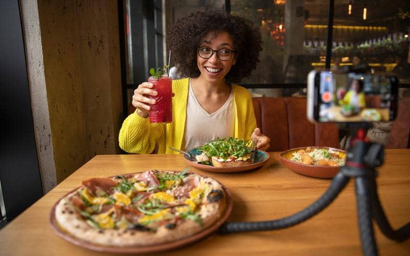ilustrasi food blogger mereview makanan