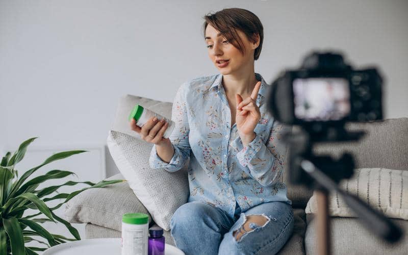 ilustrasi kreator membuat video review produk skincare