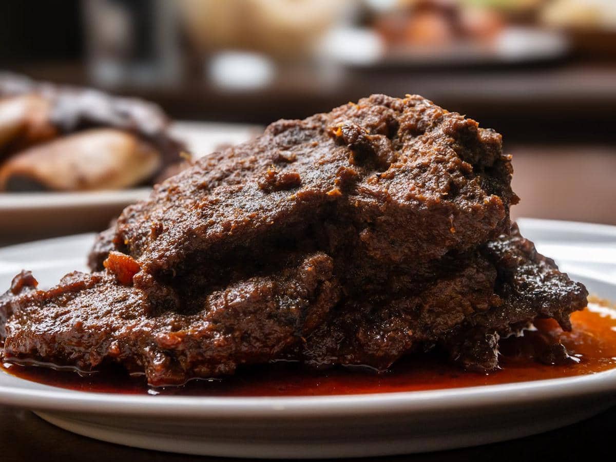 https://www.pexels.com/id-id/foto/hidangan-rendang-daging-sapi-tradisional-indonesia-tampilan-dekat-37080534/