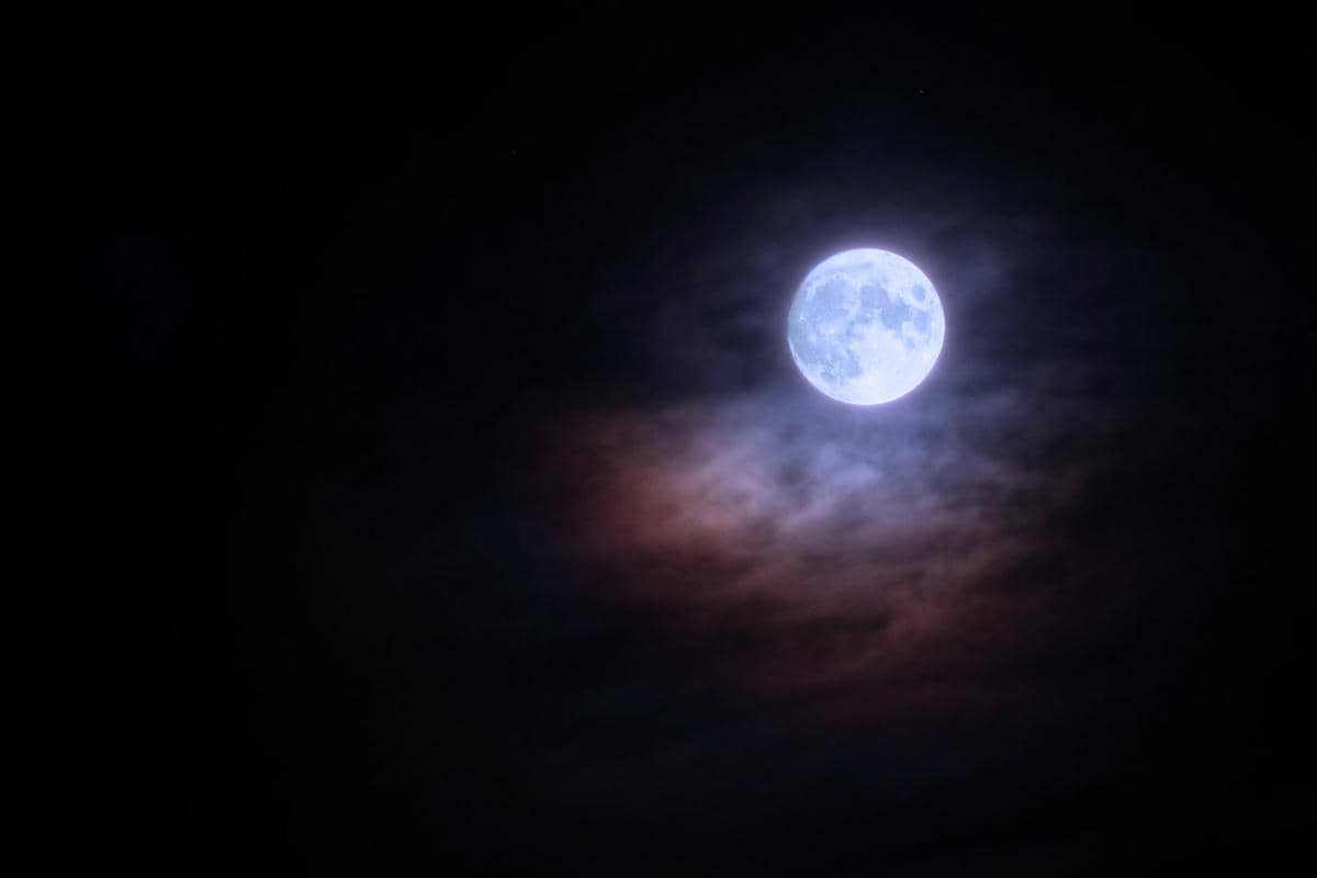 Ilustrasi bulan purnama berwarna biru.