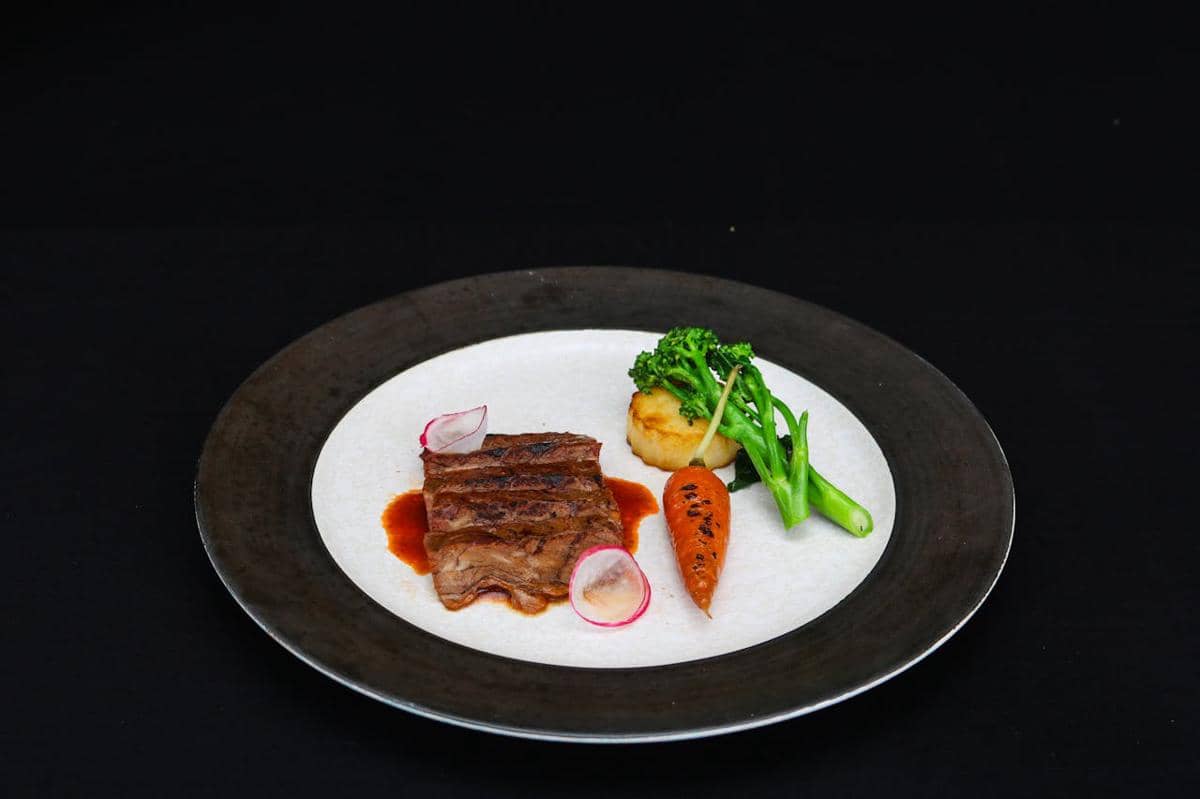 ilustrasi presentasi makanan fine dining