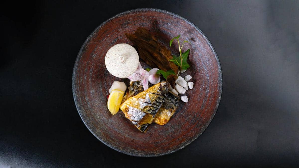 ilustrasi presentasi makanan fine dining
