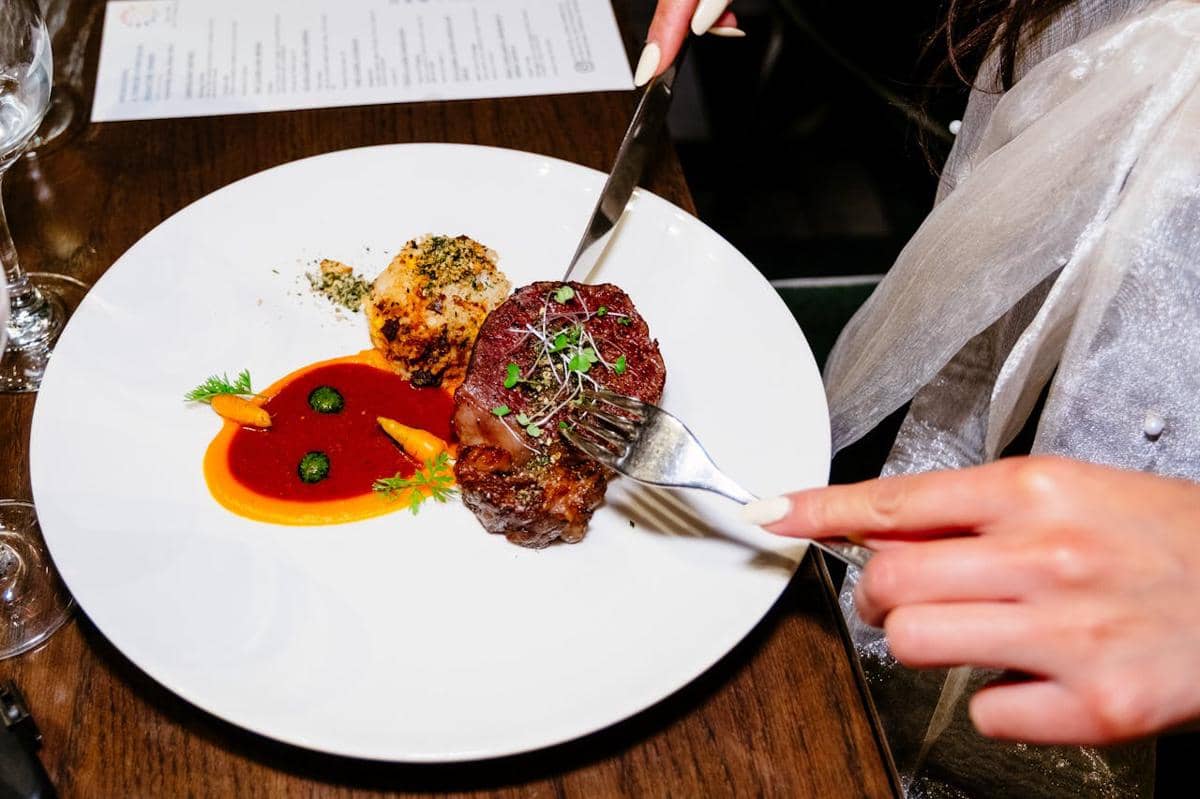 ilustrasi presentasi makanan fine dining