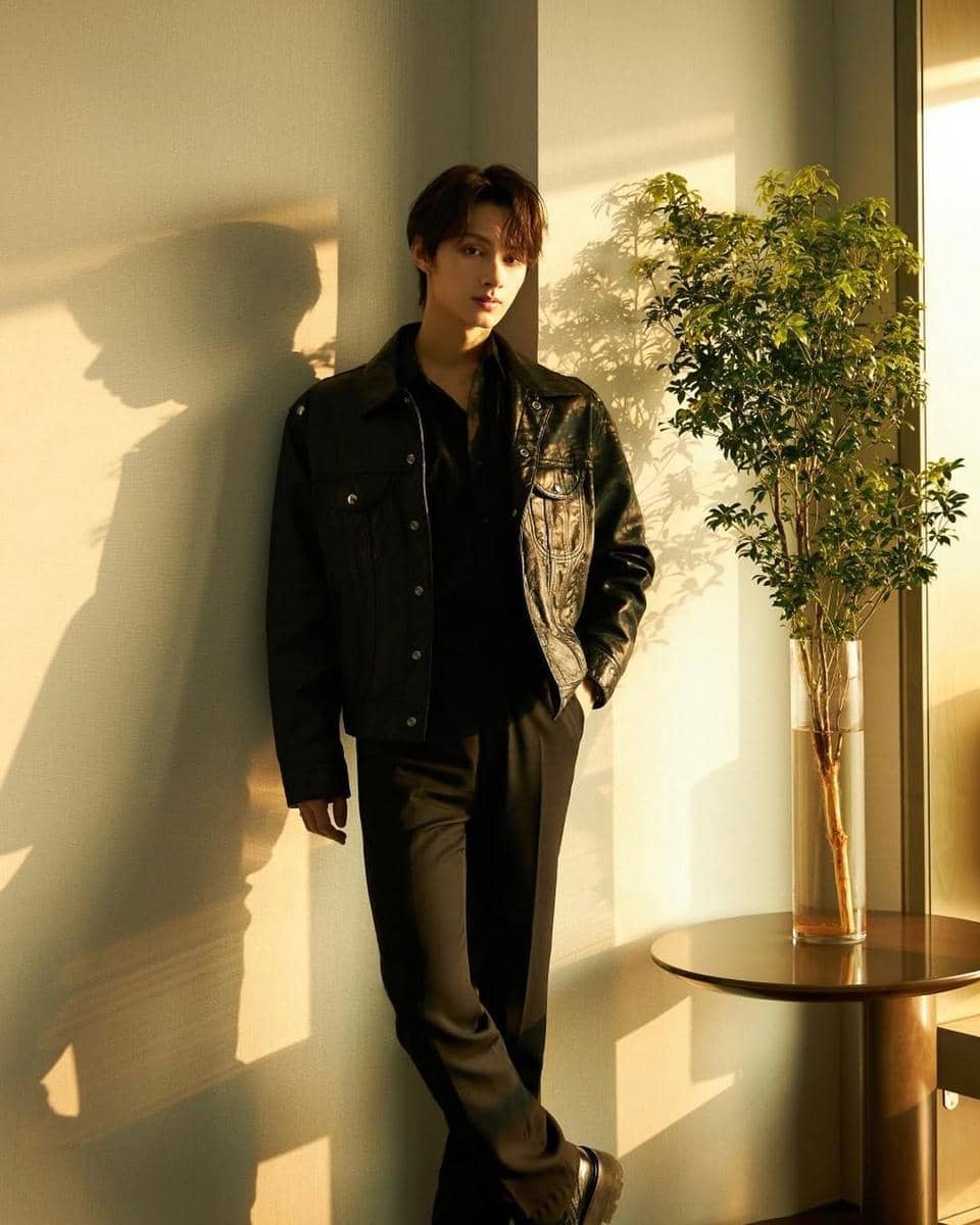 padu padan outfit hitam ala Jun SEVENTEEN