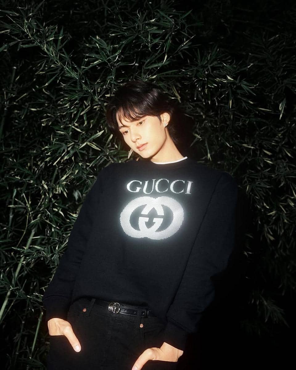 padu padan outfit hitam ala Jun SEVENTEEN