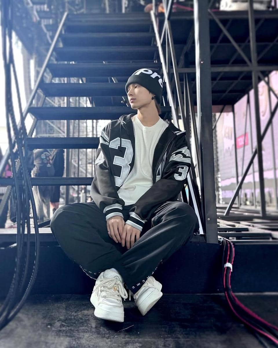 padu padan outfit hitam ala Jun SEVENTEEN