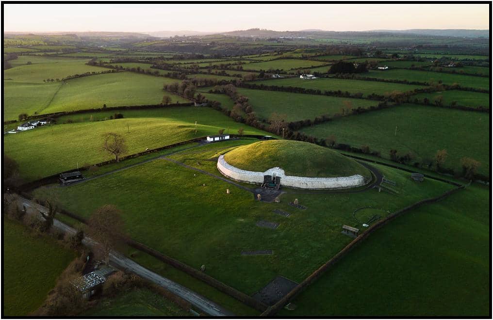 Newgrange dibangun sekitar tahun 3200 SM, lebih tua dari Piramida Giza dan Stonehenge.