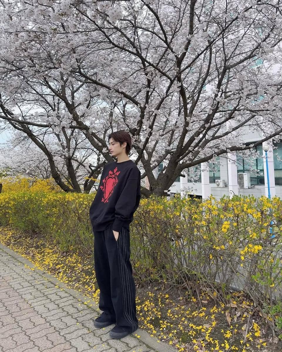 padu padan outfit hitam ala Jun SEVENTEEN