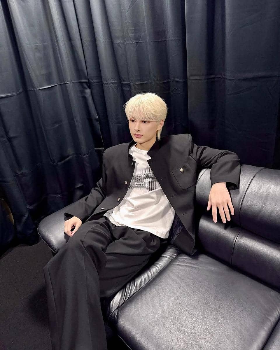 padu padan outfit hitam ala Jun SEVENTEEN