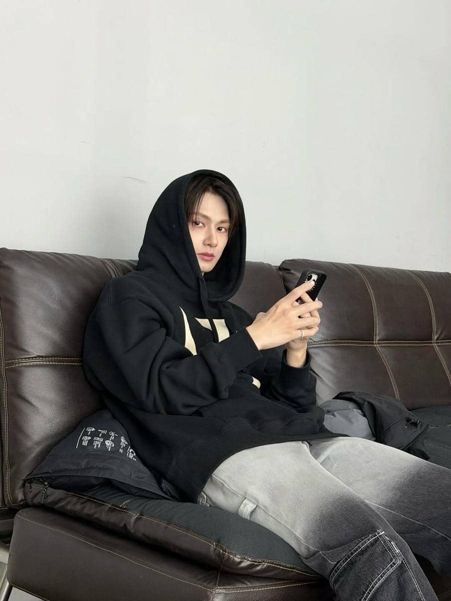 padu padan outfit hitam ala Jun SEVENTEEN