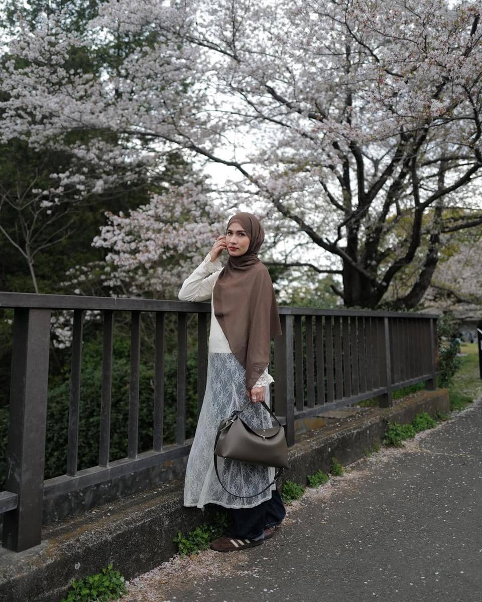 OOTD Liburan ke Luar Negeri ala Dwi Handayani