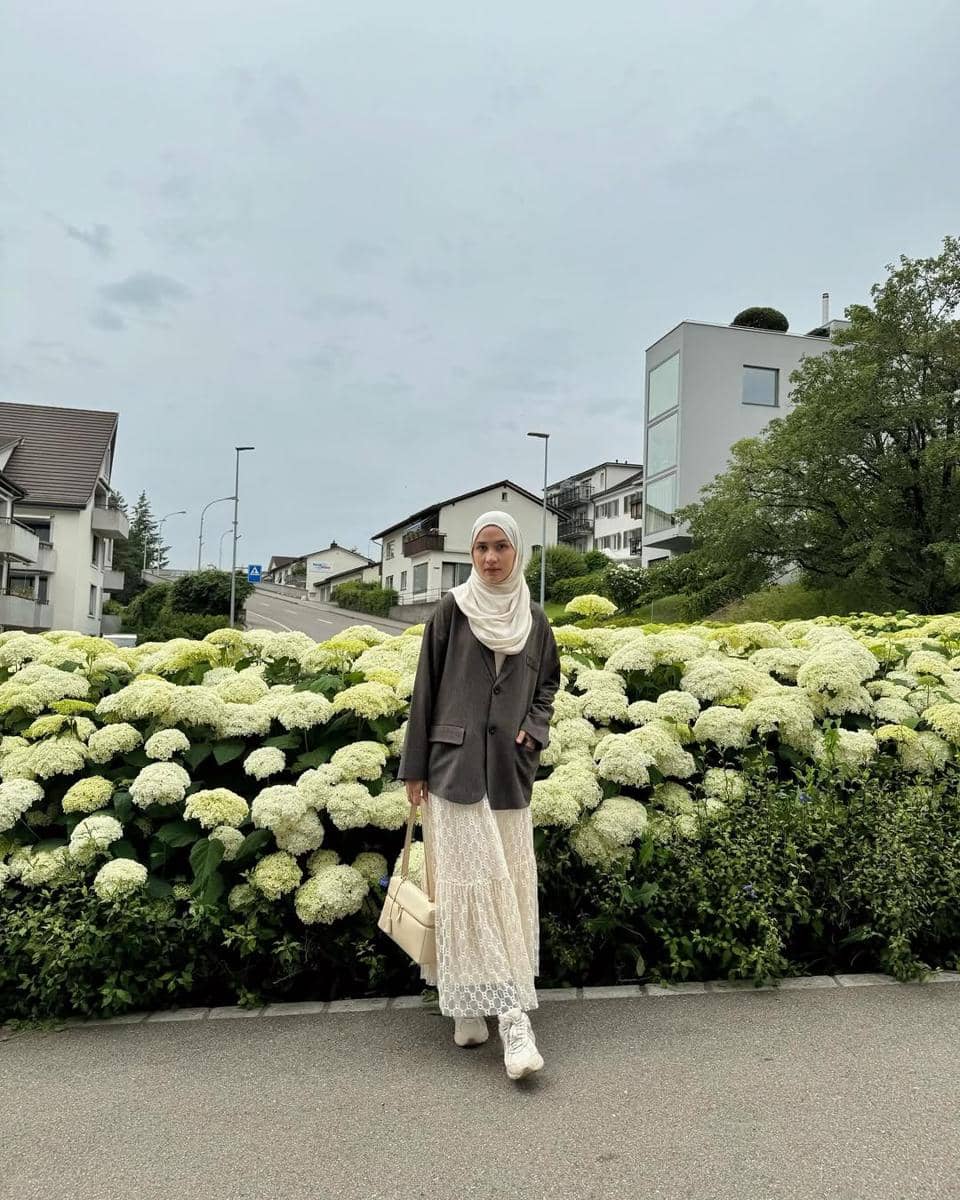 OOTD Liburan ke Luar Negeri ala Dwi Handayani