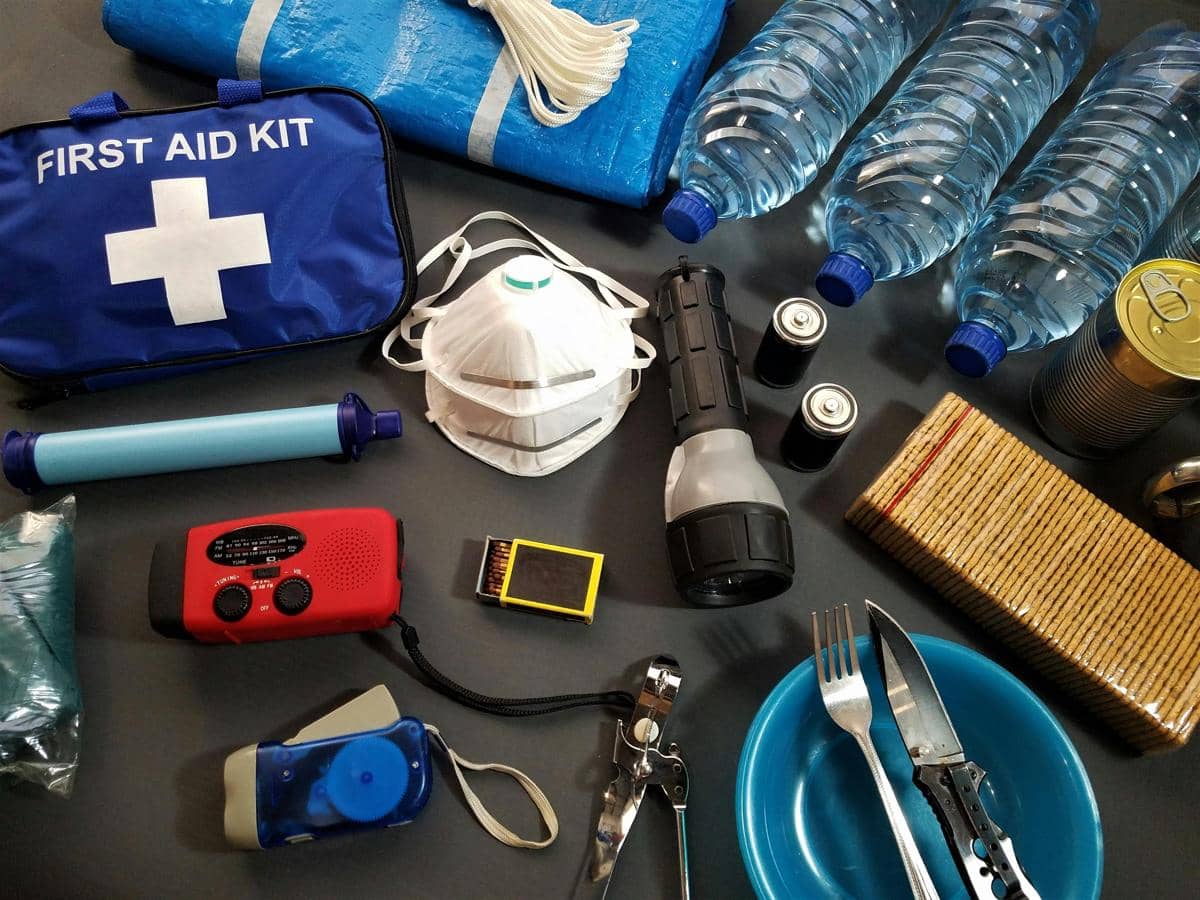 Daftar Survival Kit Pria saat Banjir yang Wajib Ada di Tas
