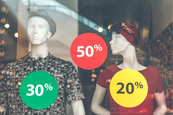 Dua manekin berpakaian kasual di etalase toko dengan label diskon berwarna menunjukkan potongan harga 30%, 50%, dan 20%.