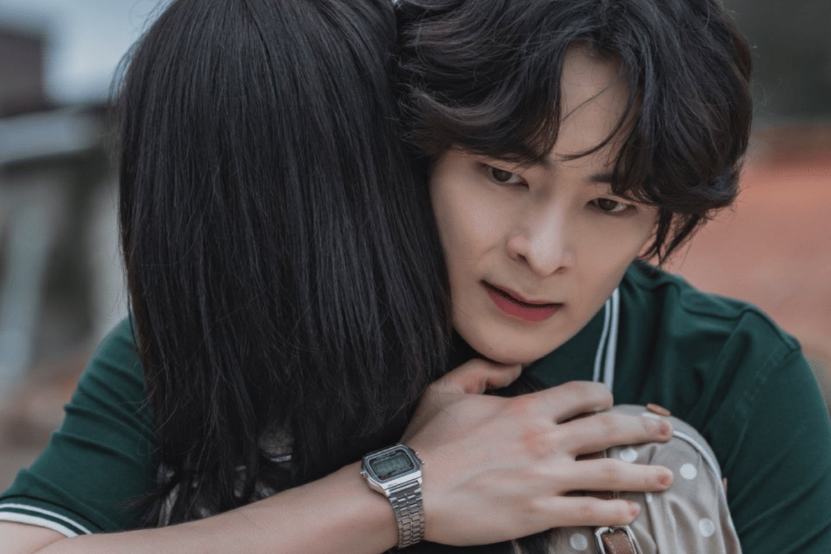 Seorang pria berambut gelap memeluk seorang wanita dengan ekspresi serius dalam adegan drama The Scarecrow.