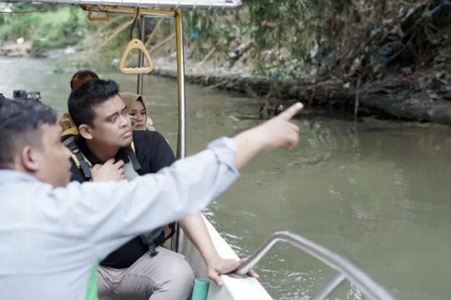 Bobby Nasution menyusuri Sungai Deli, Medan (Dok. IDN Times)