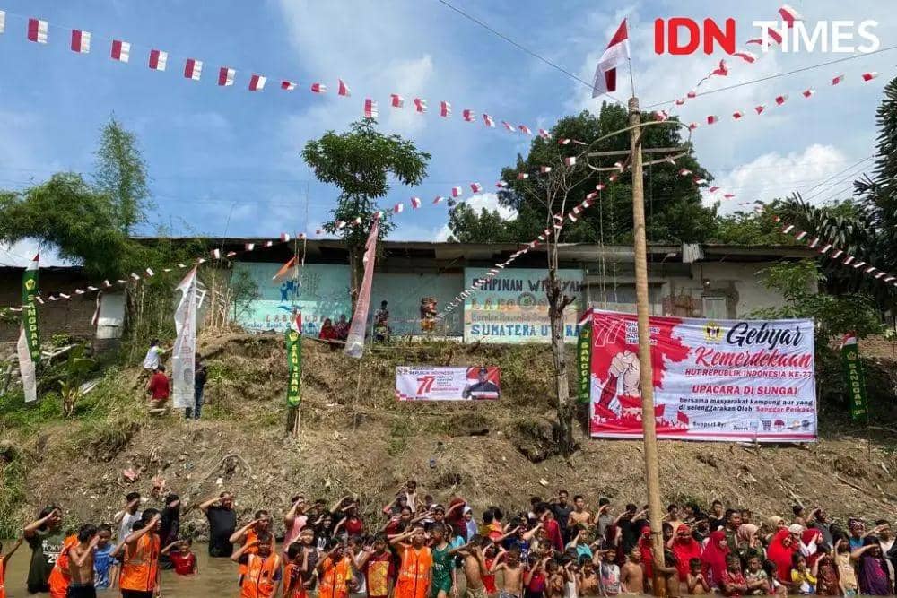 Masyarakat bantaran sungai deli gelar upacara dalam air (IDN Times/Indah Permata Sari)