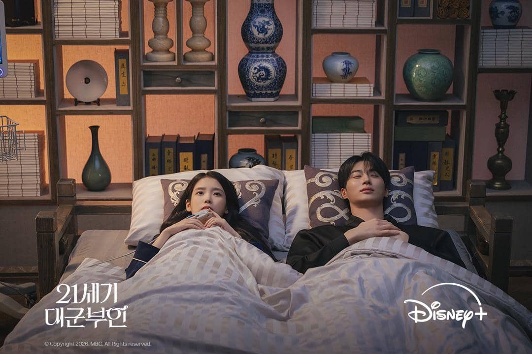 Seong Hui Ju (IU) dan I An (Byeon Woo Seok) dalam drakor Perfect Crown 