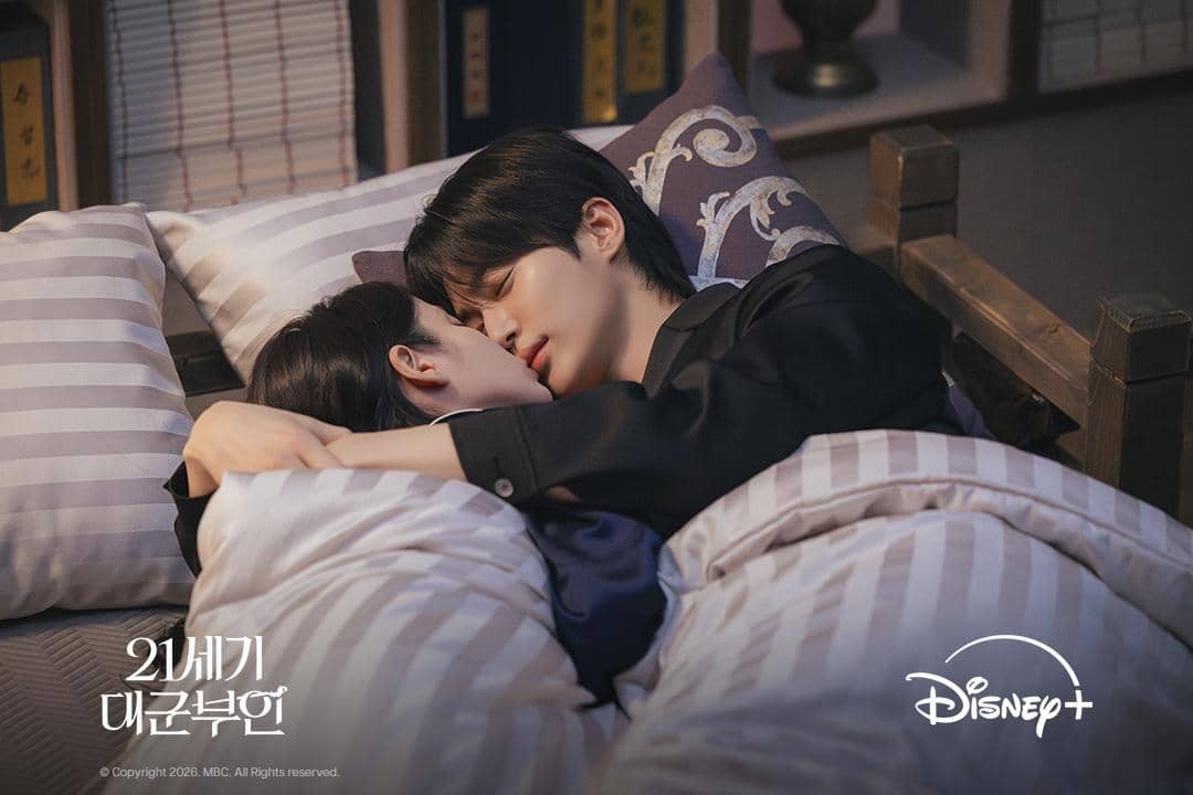Seong Hui Ju (IU) dan I An (Byeon Woo Seok) dalam drakor Perfect Crown 