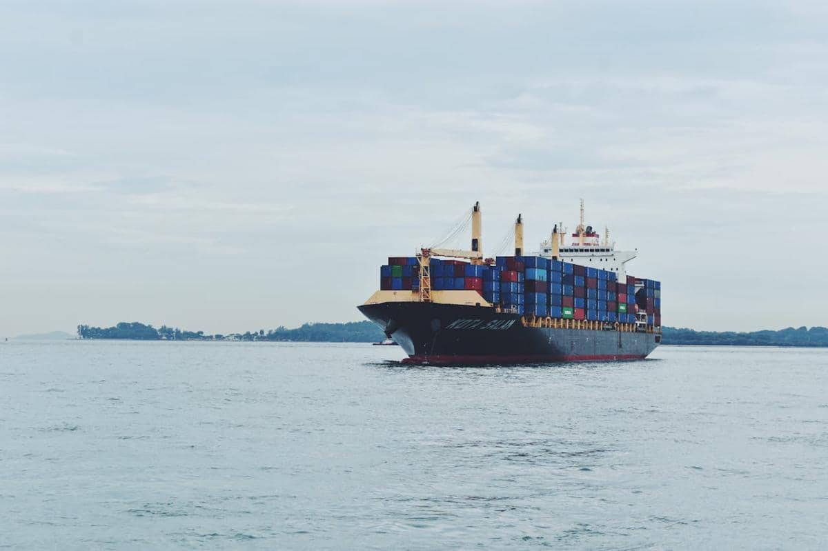 Kapal kargo sedang berlayar di laut.
