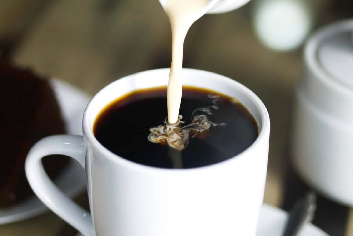 ilustrasi mencampur susu ke kopi