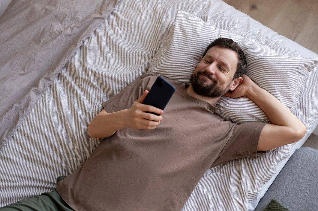 ilustrasi pria melakukan sleep call dengan pasangannya