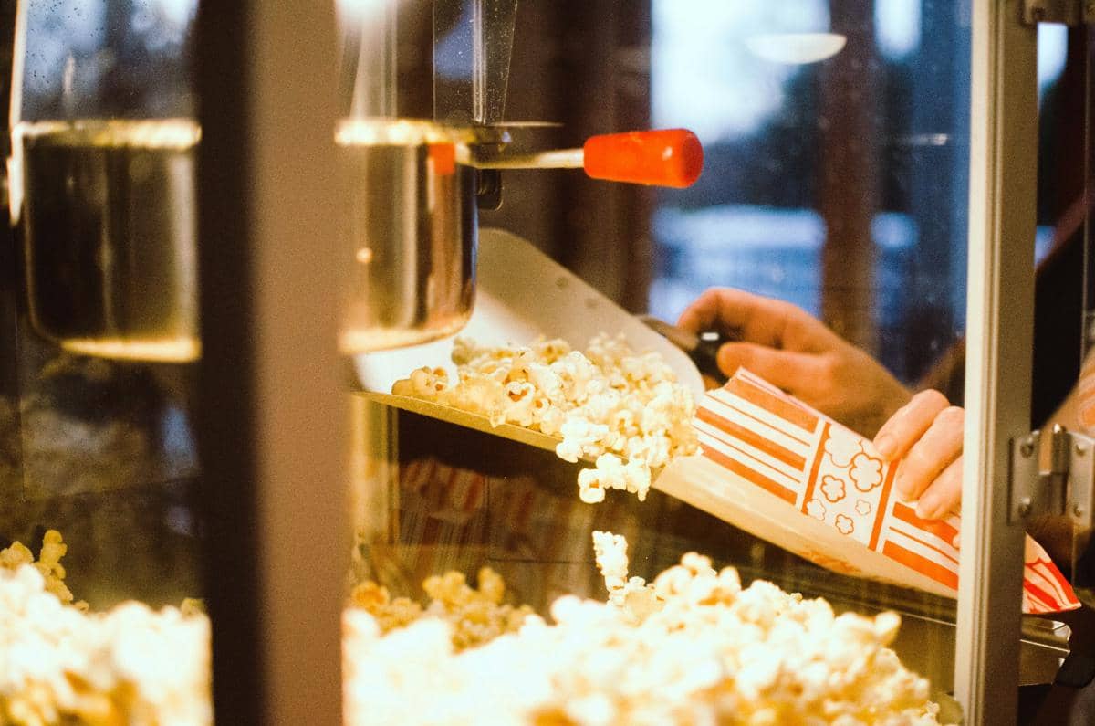 ilustrasi mengemas popcorn