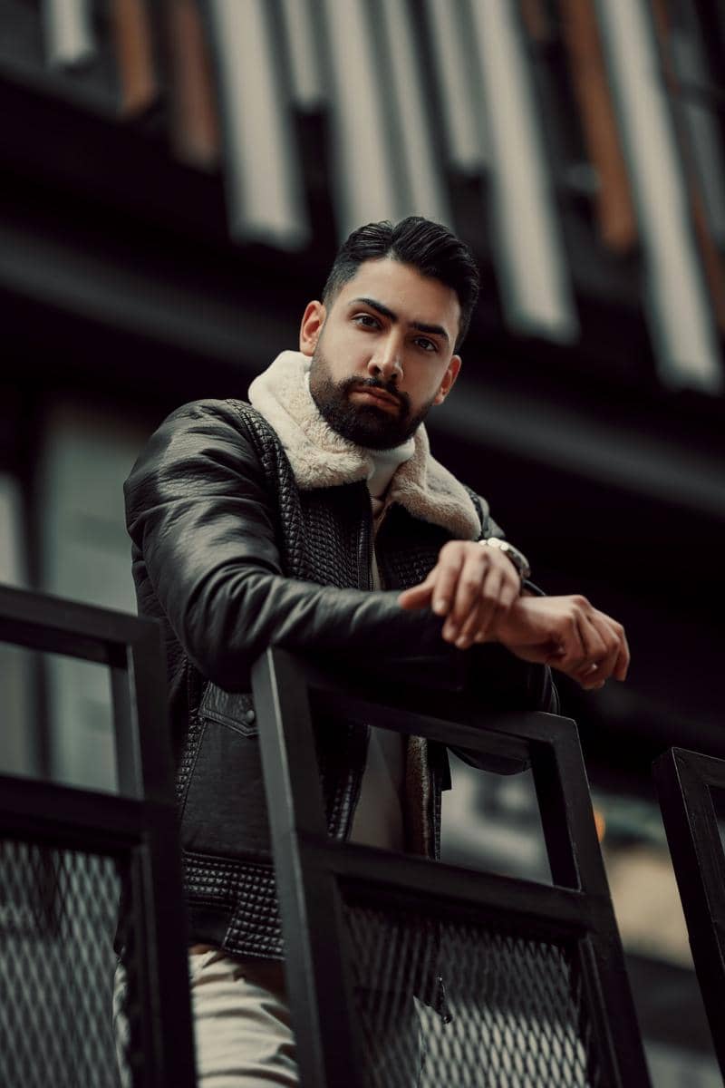 ilustrasi rahang berbentuk segitiga gunakan model anchor beard (unsplash.com/Mohammad Hossein Mirzagol)
