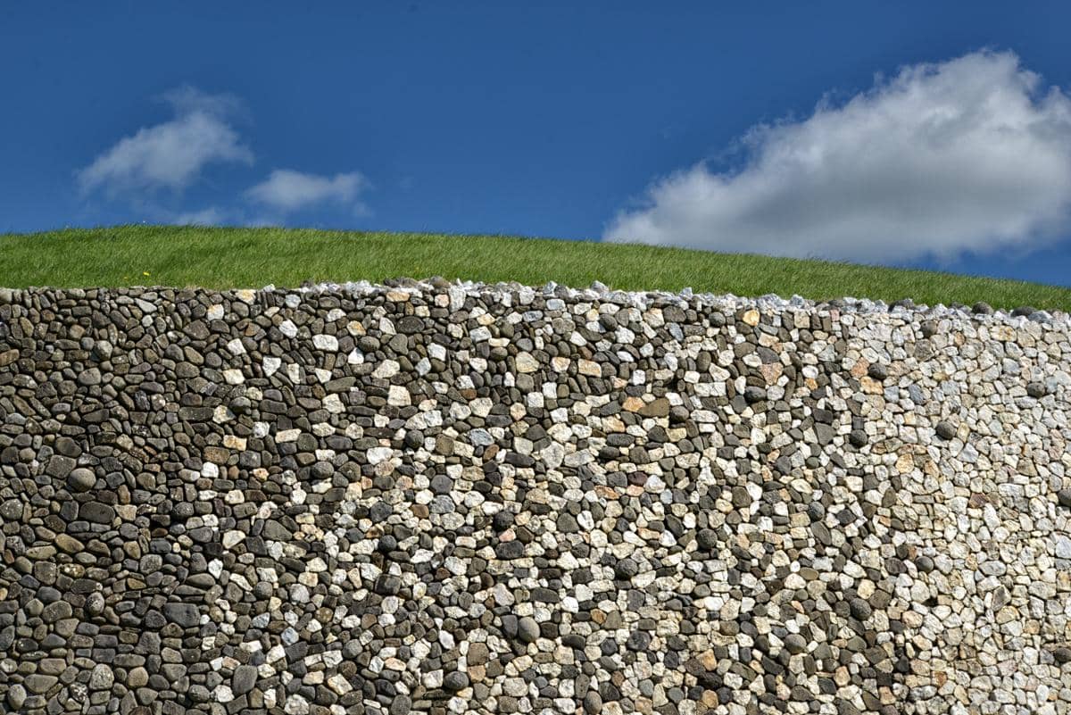 Newgrange dibangun dari sekitar 200.000 ton batu dan tanah.